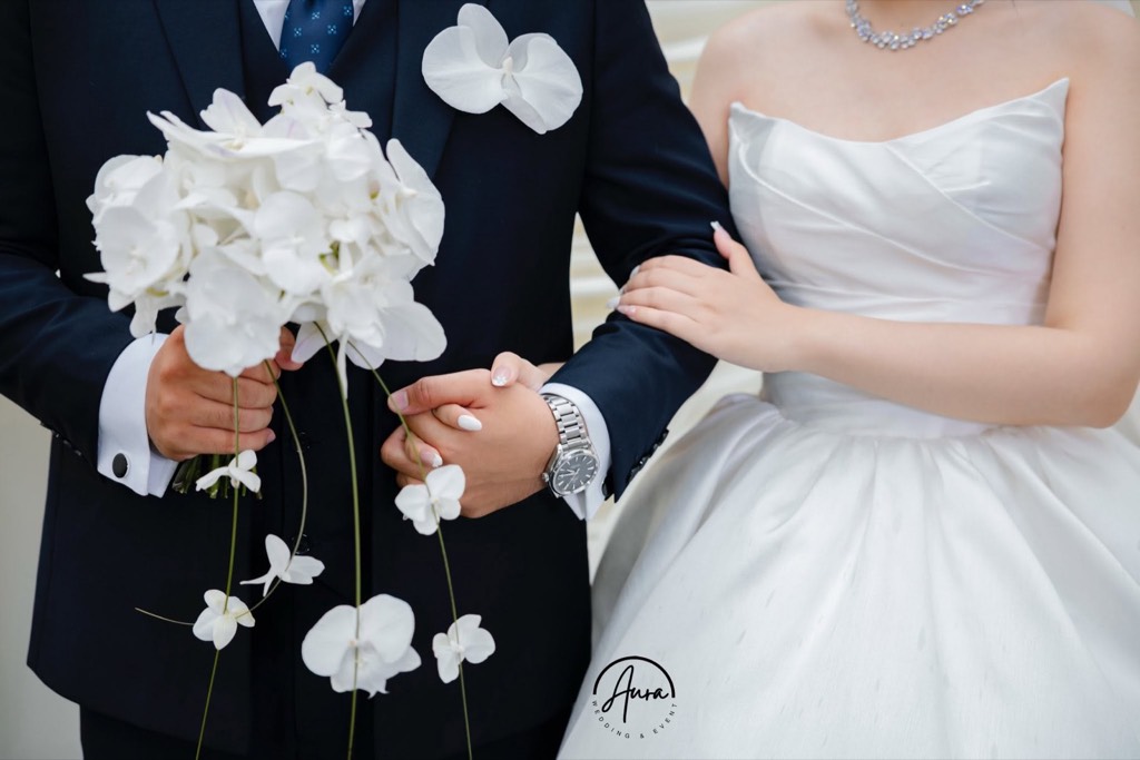 Bó lan hồ điệp trắng thả rủ và hoa cài áo lan của cô dâu chú rể